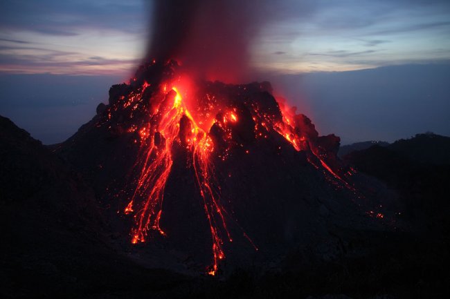 Почему происходит извержение вулкана