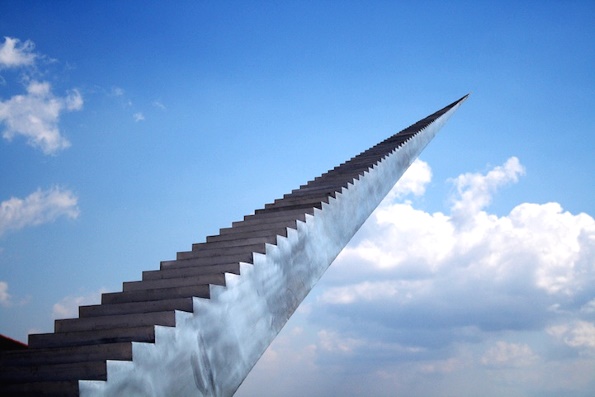 Скульптура «Лестница в небо»